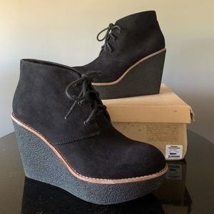 Urban Outfitters RARE Rubber Wedge lace up ankle boots. Size 9